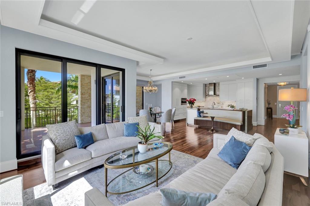 NAPLES SQUARE - Residential