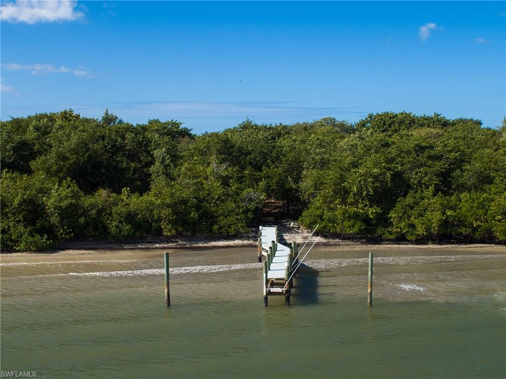 KEEWAYDIN ISLAND - Land