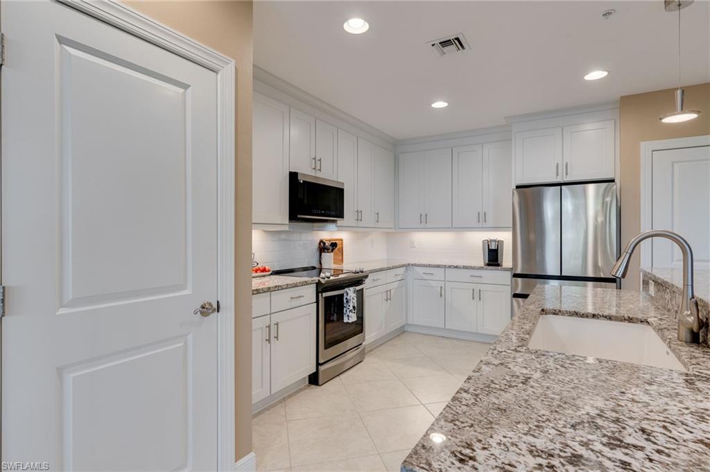 COACH HOMES AT LIVINGSTON LAKES - Residential