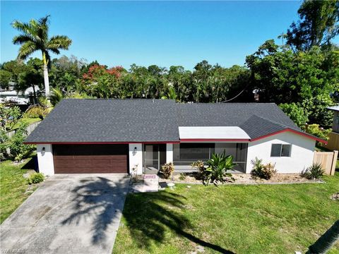 2461 Woodland CIR FORT MYERS FL 33907