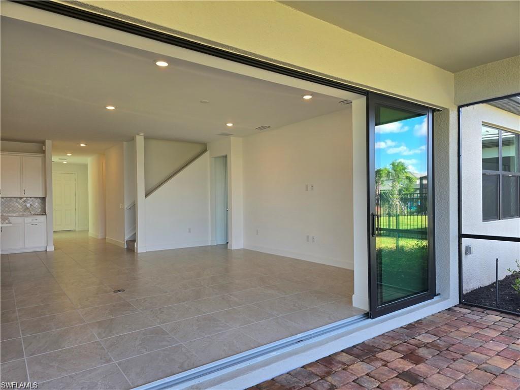 HAMPTON LAKES - Residential Lease