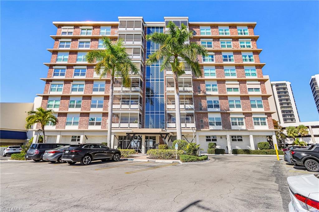 FIRST HARBOUR TOWER CONDO - Residential