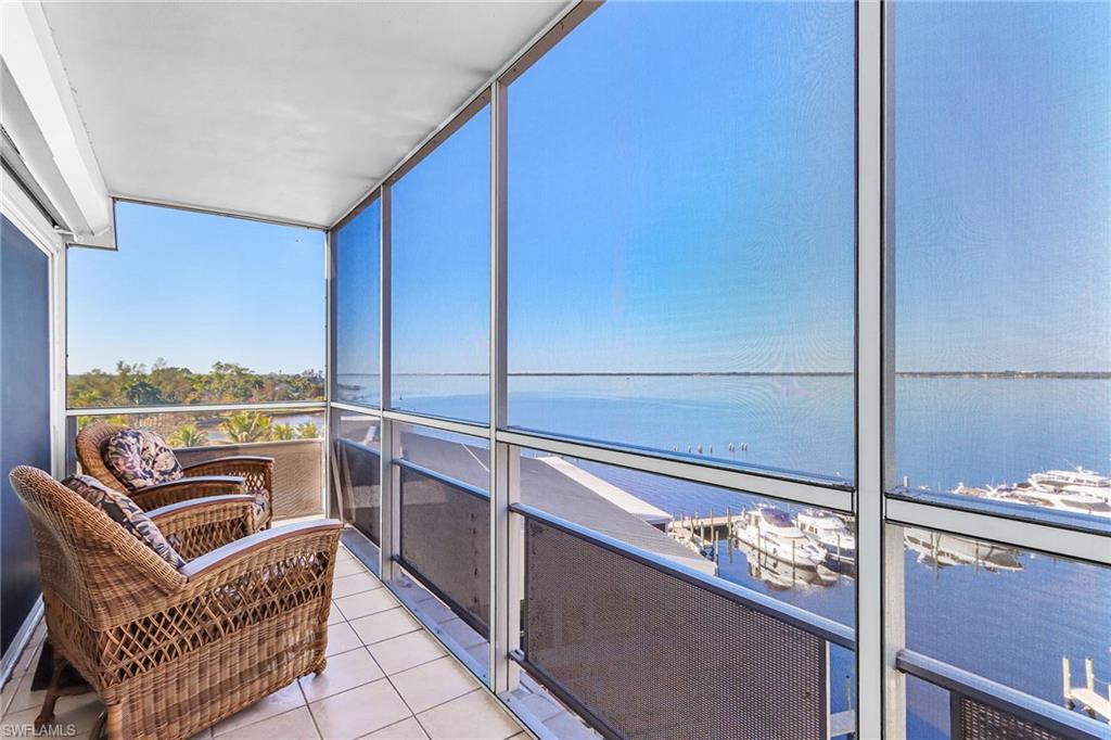 FIRST HARBOUR TOWER CONDO - Residential