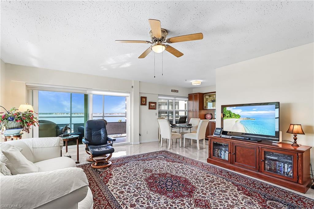 FIRST HARBOUR TOWER CONDO - Residential