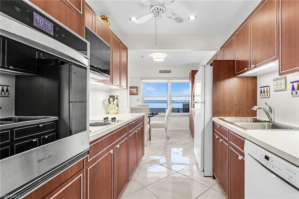 FIRST HARBOUR TOWER CONDO - Residential