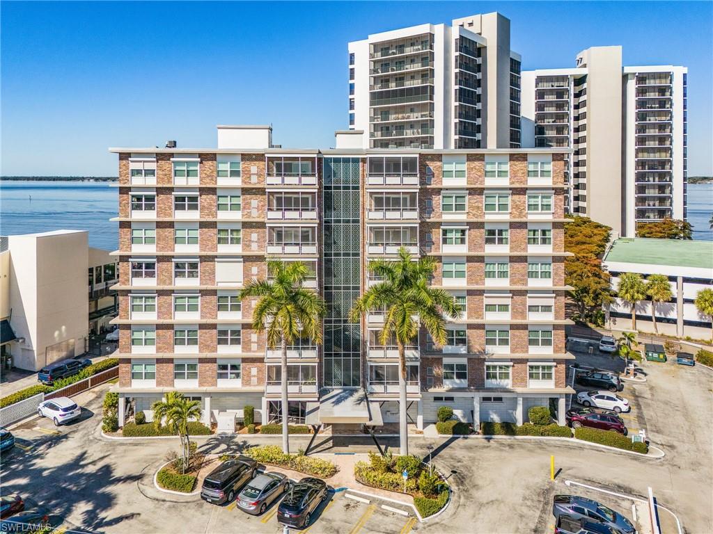 FIRST HARBOUR TOWER CONDO - Residential