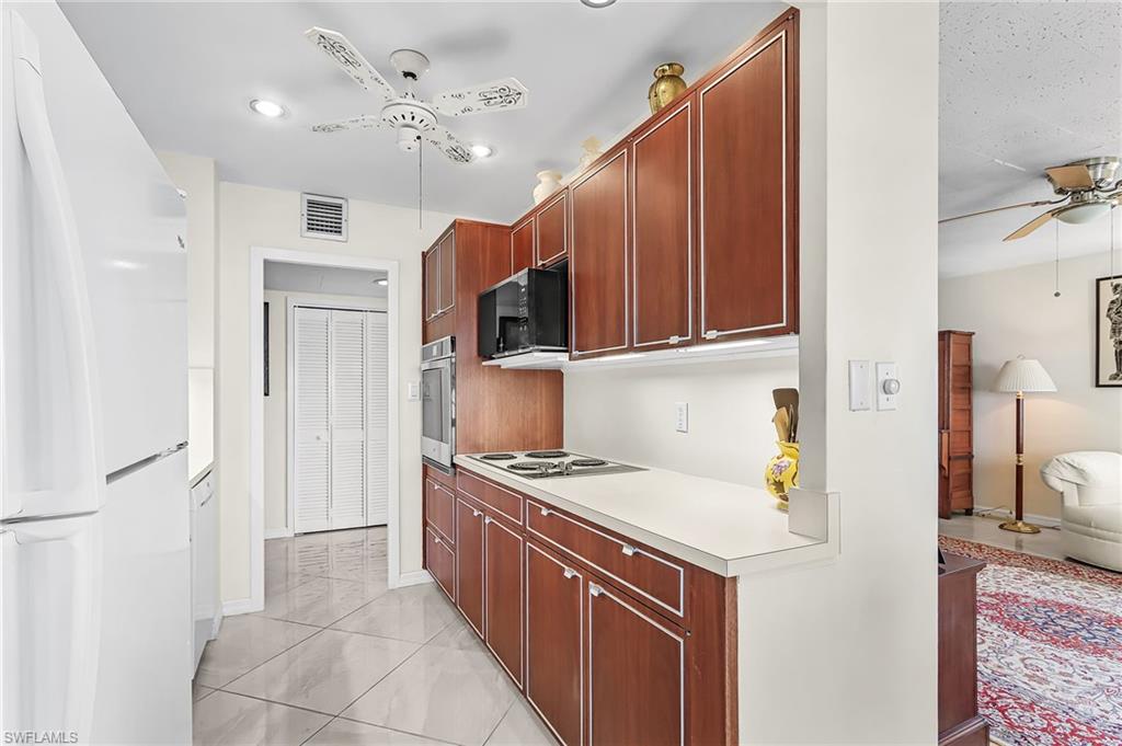 FIRST HARBOUR TOWER CONDO - Residential