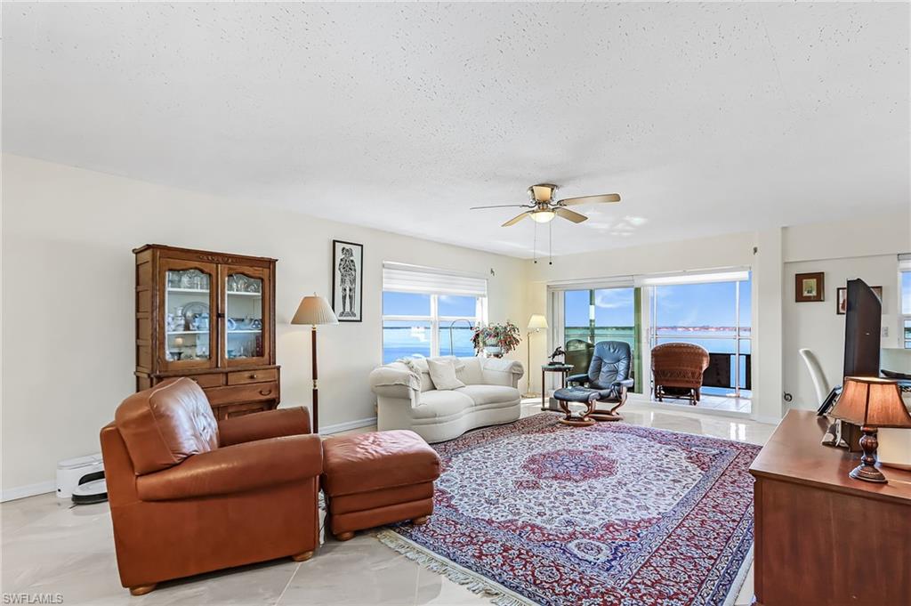 FIRST HARBOUR TOWER CONDO - Residential