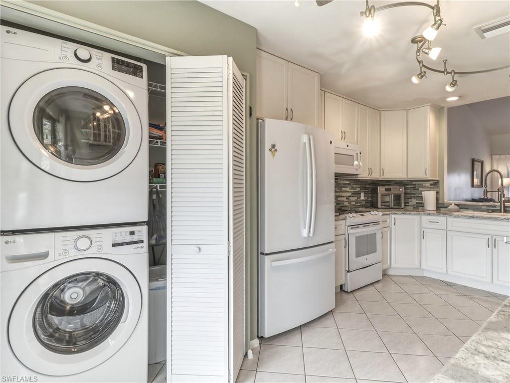 ADMIRALTY YACHT & RACQUET CLUB - Residential