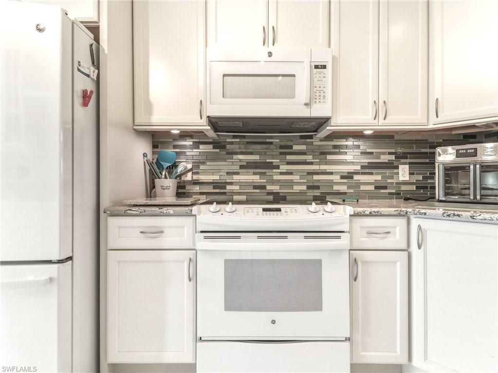 ADMIRALTY YACHT & RACQUET CLUB - Residential