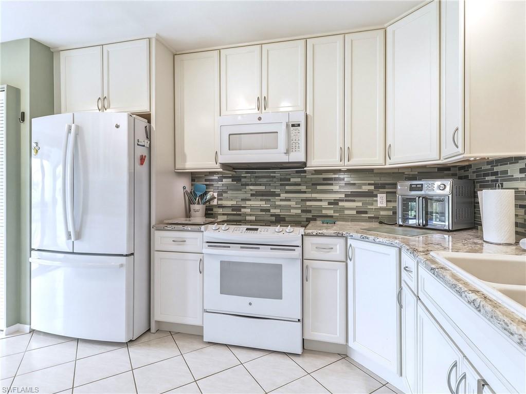 ADMIRALTY YACHT & RACQUET CLUB - Residential