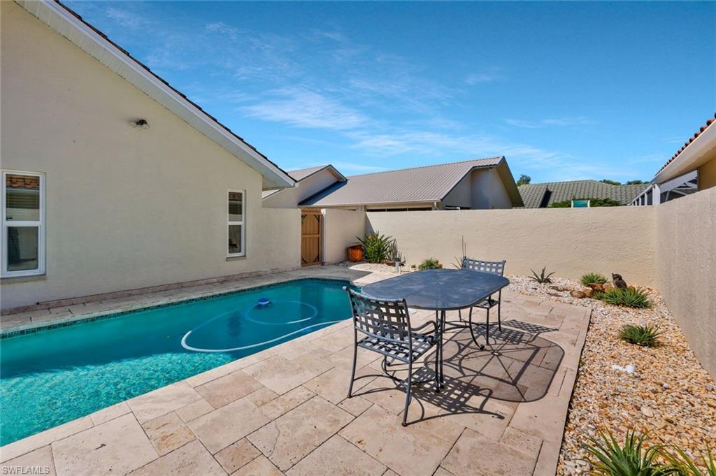 LONGSHORE LAKE - Residential