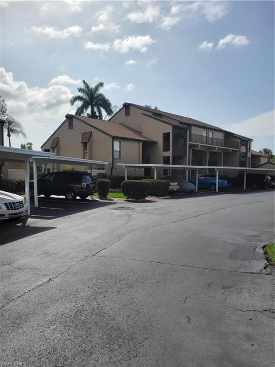 Fabulous End unit in a small complex Located near Sanibel/Captiva and Fort Myers Beach.  Enjoy Cocktails by the Pool or on your own Screened in Lanai. Great restaurants and shopping are a stones throw away. Unit can be rented for 6 or 7 month period. Great for someone remodeling a home , short term work assignment or ?