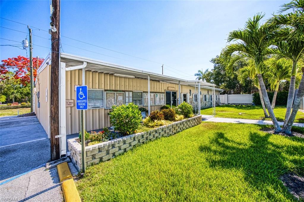 MOORHEAD MANOR - Residential