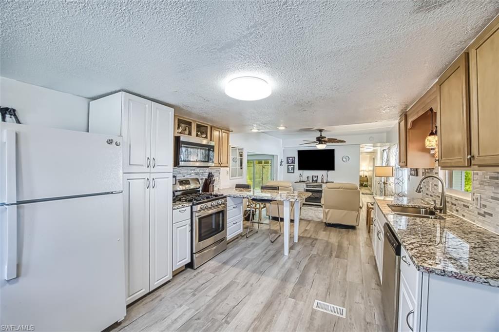 MOORHEAD MANOR - Residential