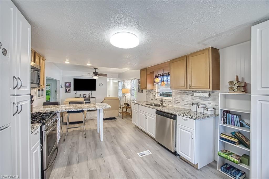 MOORHEAD MANOR - Residential