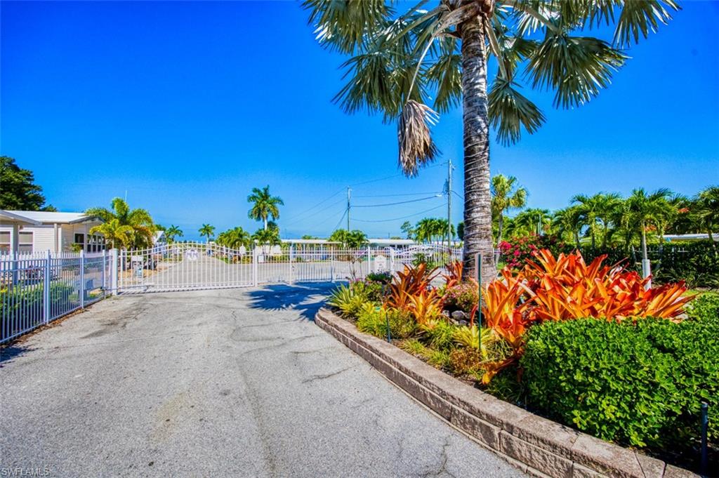 MOORHEAD MANOR - Residential