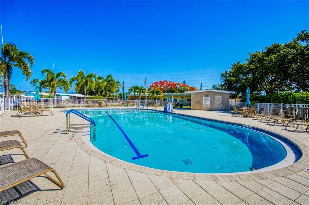 MOORHEAD MANOR - Residential