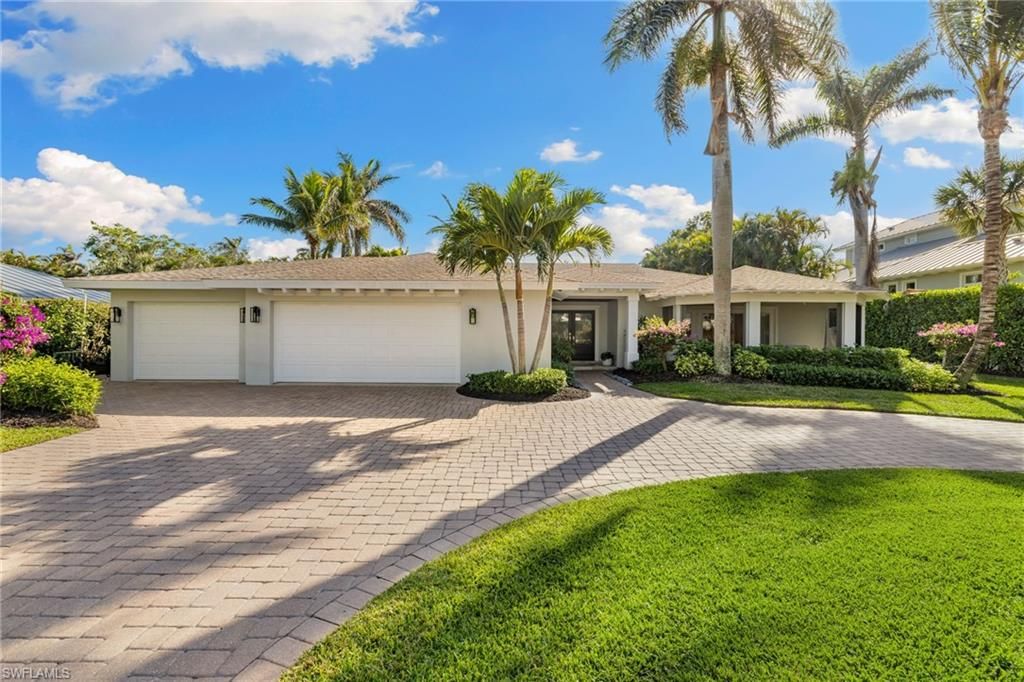 Photo of 320 Putter Point DR, NAPLES, FL 34103 (MLS # 225056388)