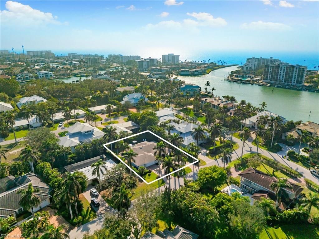 Photo of 320 Putter Point DR, NAPLES, FL 34103 (MLS # 225056388)