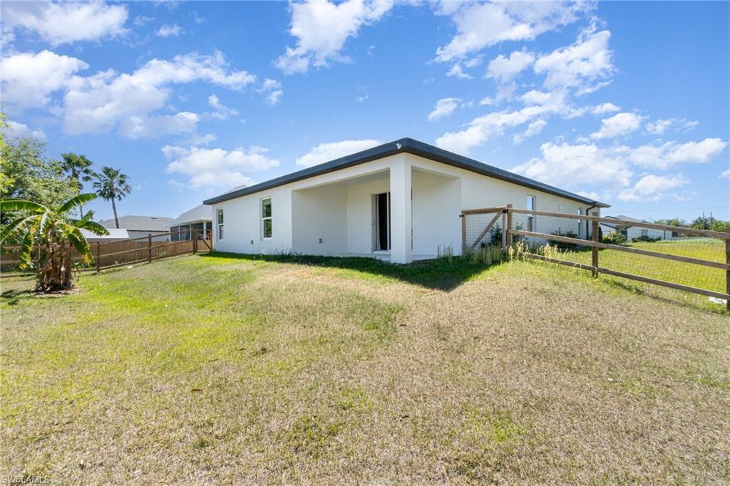 MIRROR LAKES - Residential Lease