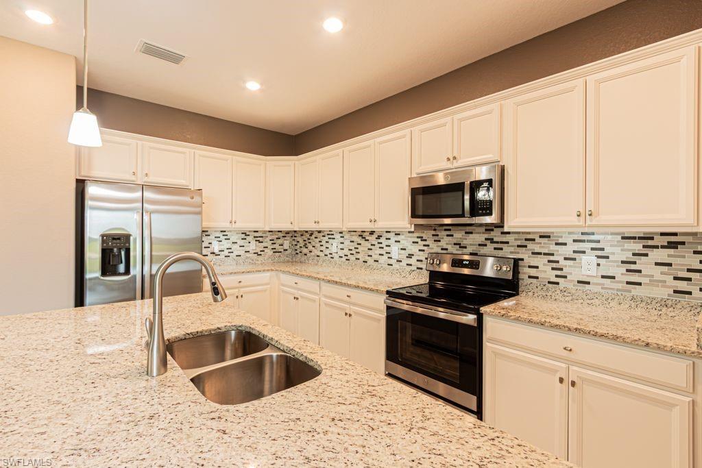 HAMPTON LAKES - Residential