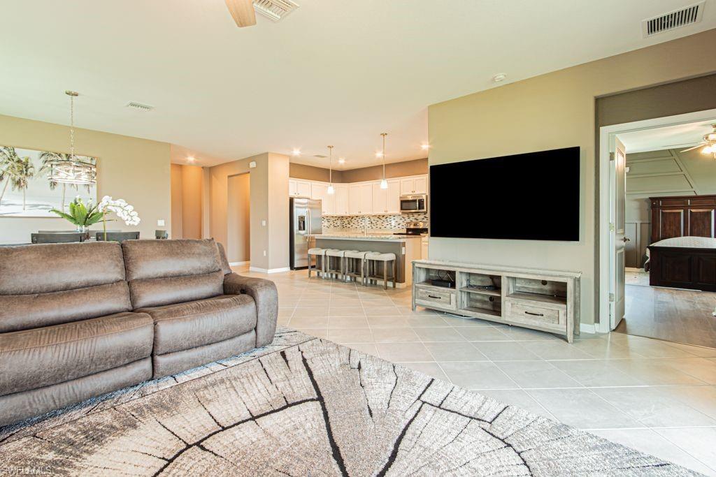 HAMPTON LAKES - Residential