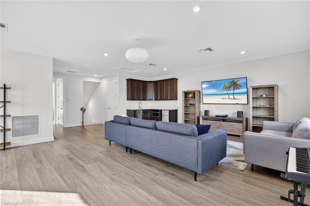 ESPLANADE LAKE CLUB - Residential