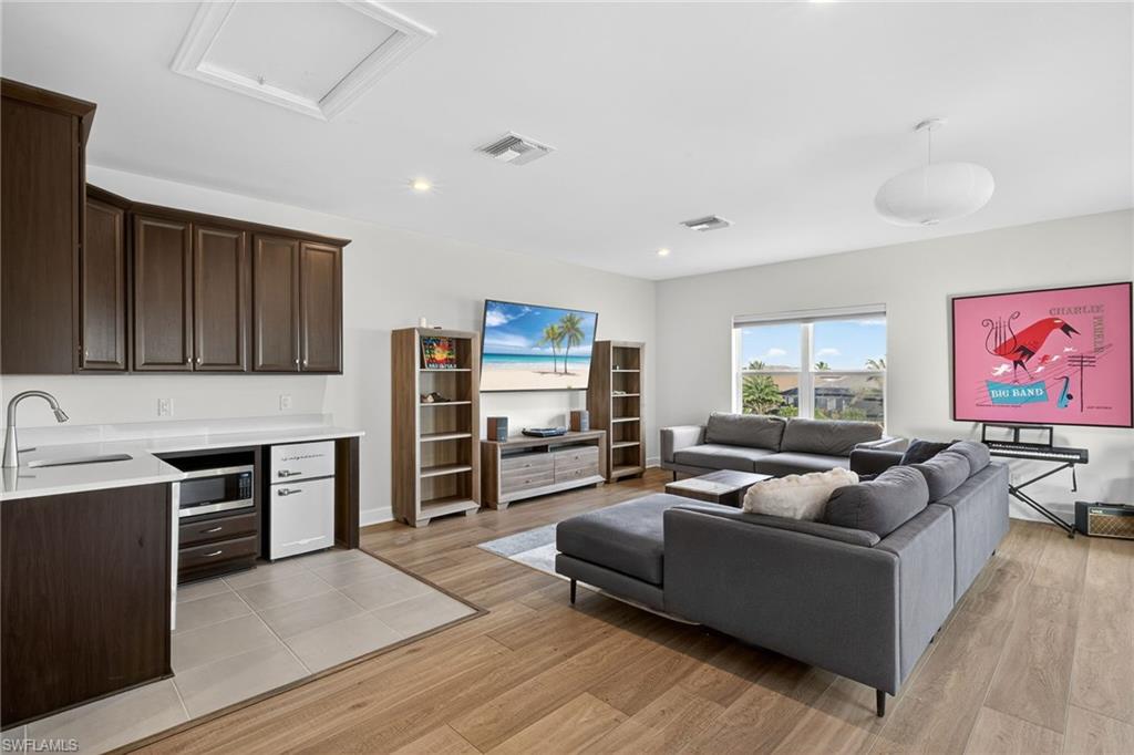 ESPLANADE LAKE CLUB - Residential