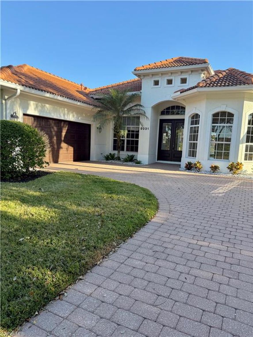 House for Rent in Banyan Woods,Beautiful 3-bedroom plus den, 2-bath home with a serene lake view. Featuring tile flooring and carpet, in-home laundry, and built-in speakers in the rooms. Located in a gated community offering a gym, playground, and basketball court. A perfect blend of comfort and lifestyle.