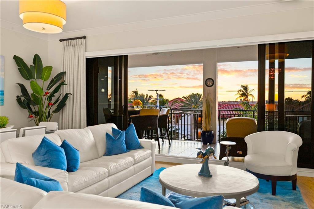 NAPLES SQUARE - Residential