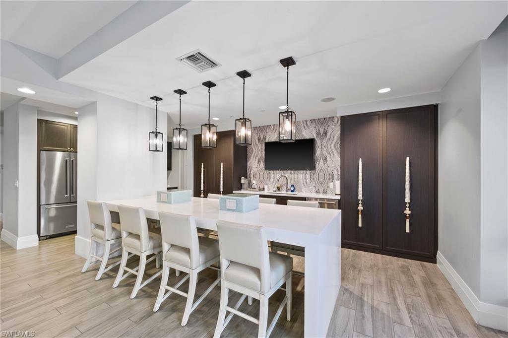 NAPLES SQUARE - Residential