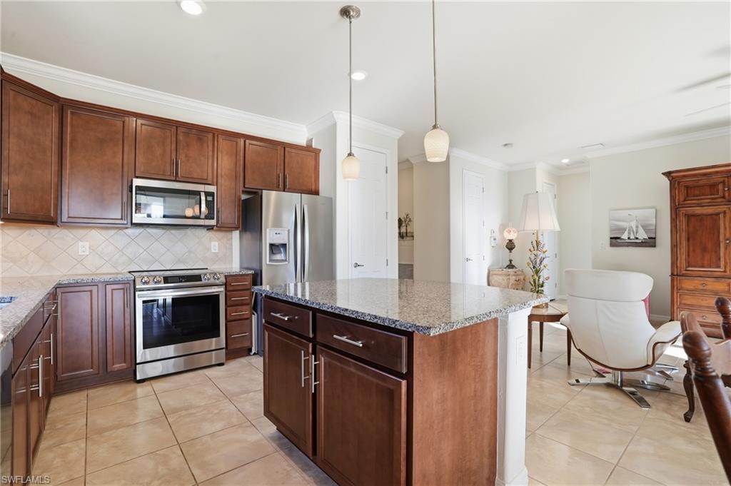 HAMPTON LAKES - Residential