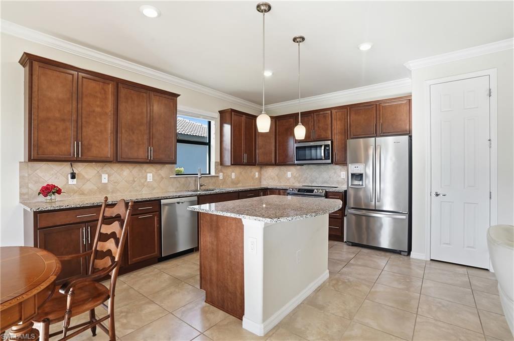 HAMPTON LAKES - Residential