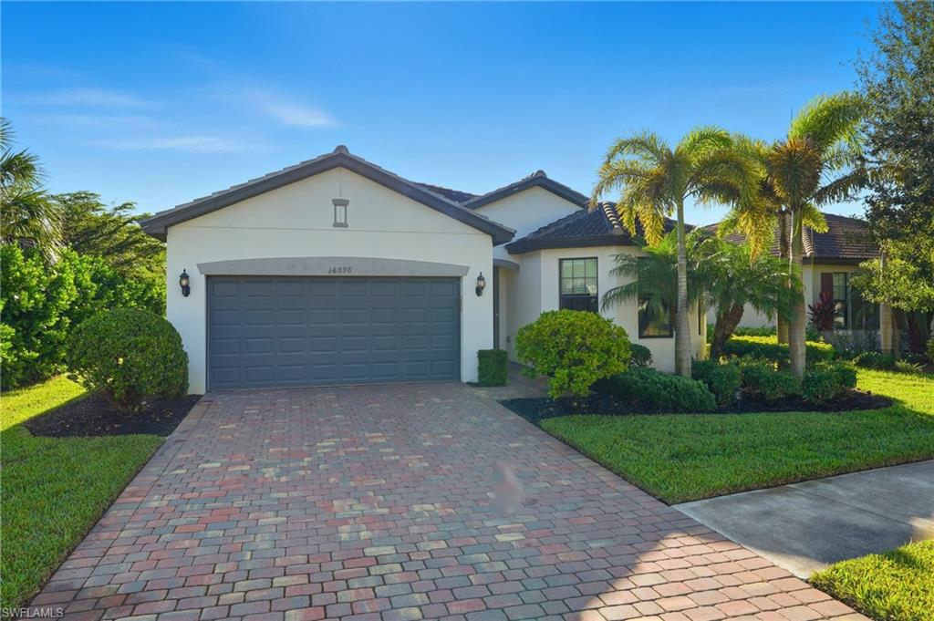 HAMPTON LAKES - Residential