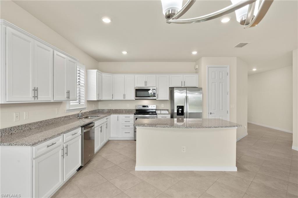 HAMPTON LAKES - Residential