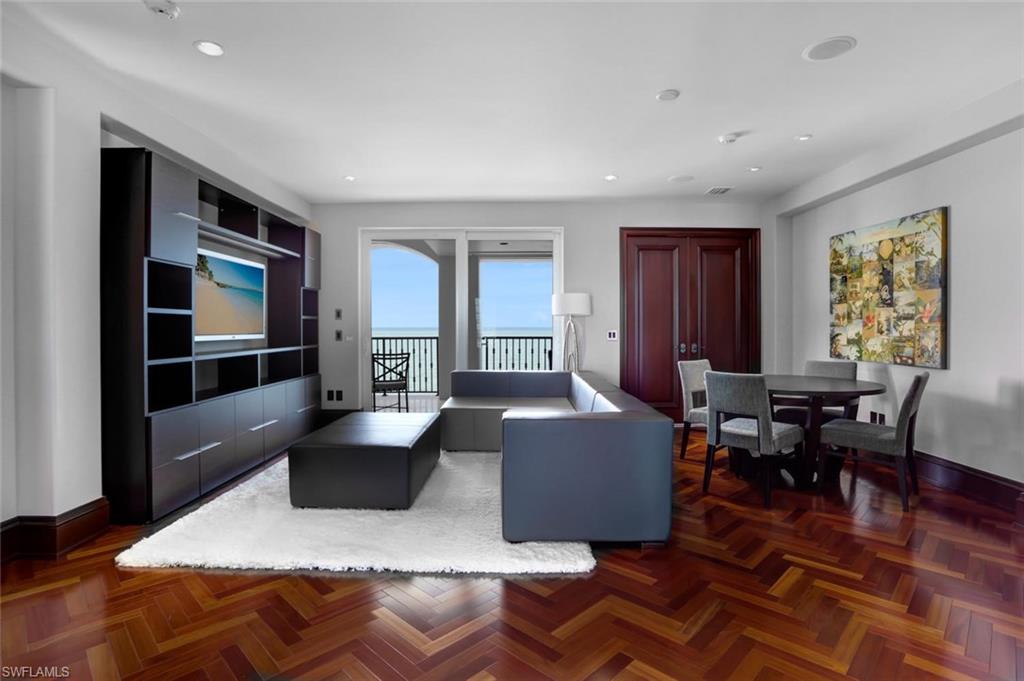 BAREFOOT BEACH - Residential