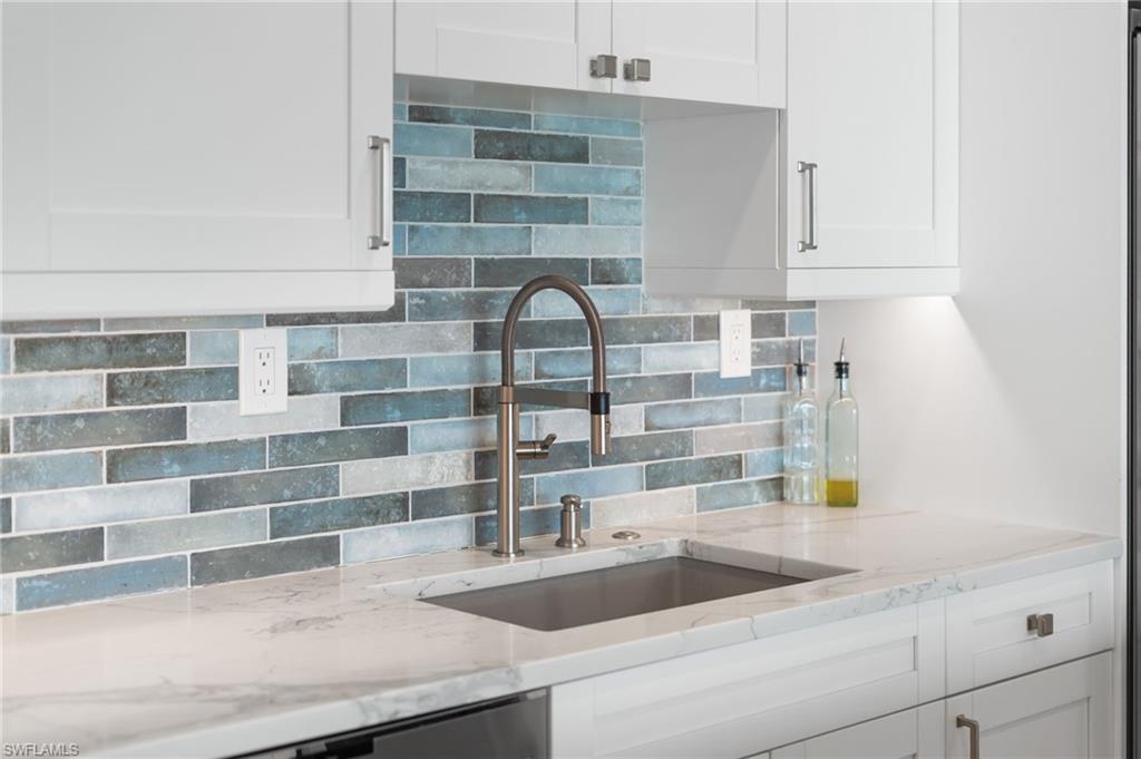 MOORINGS BAY APTS - Residential