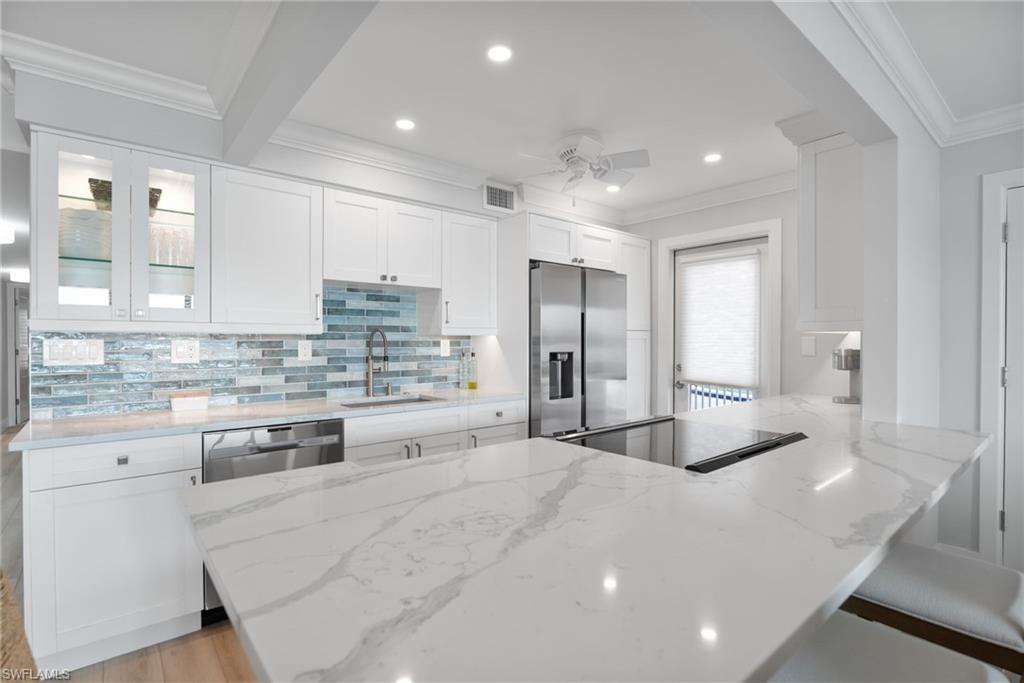 MOORINGS BAY APTS - Residential