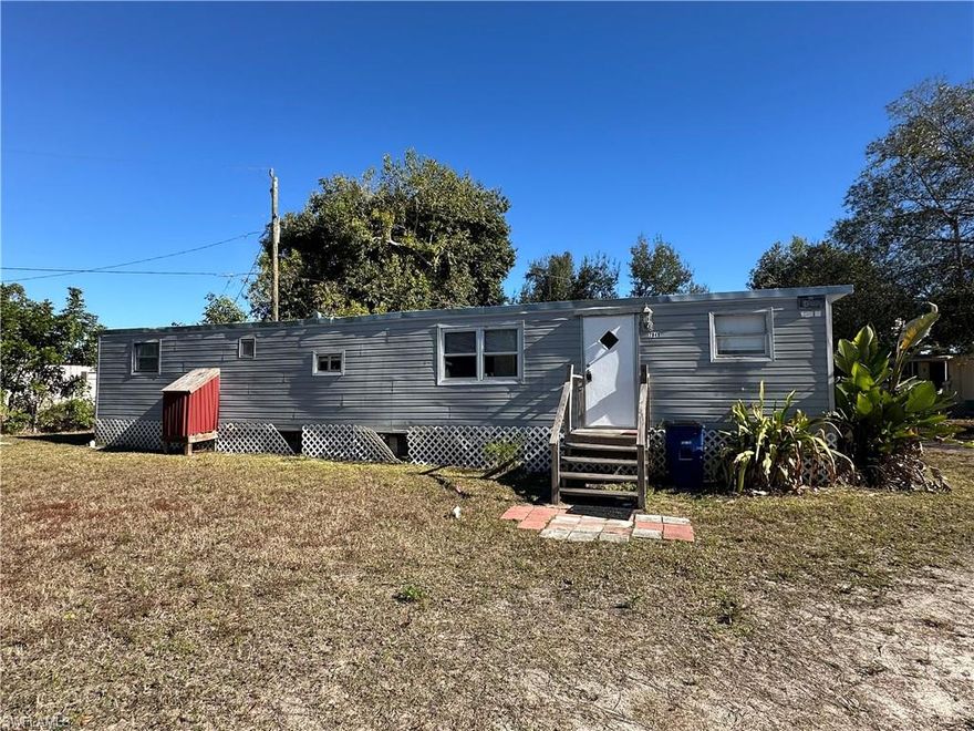 2 Bedroom 1 Bathroom Mobile home for rent in North Fort Myers!!
$895 month + $895 Security req'd to move in. SMOKING PROHIBITED. Water on well. Landscaping and electric is tenants responsibilty. Pets allowed under 30 pounds max of 2 with a $50 monthly pet rent per pet.

"EQUAL HOUSING OPPORTUNITY"