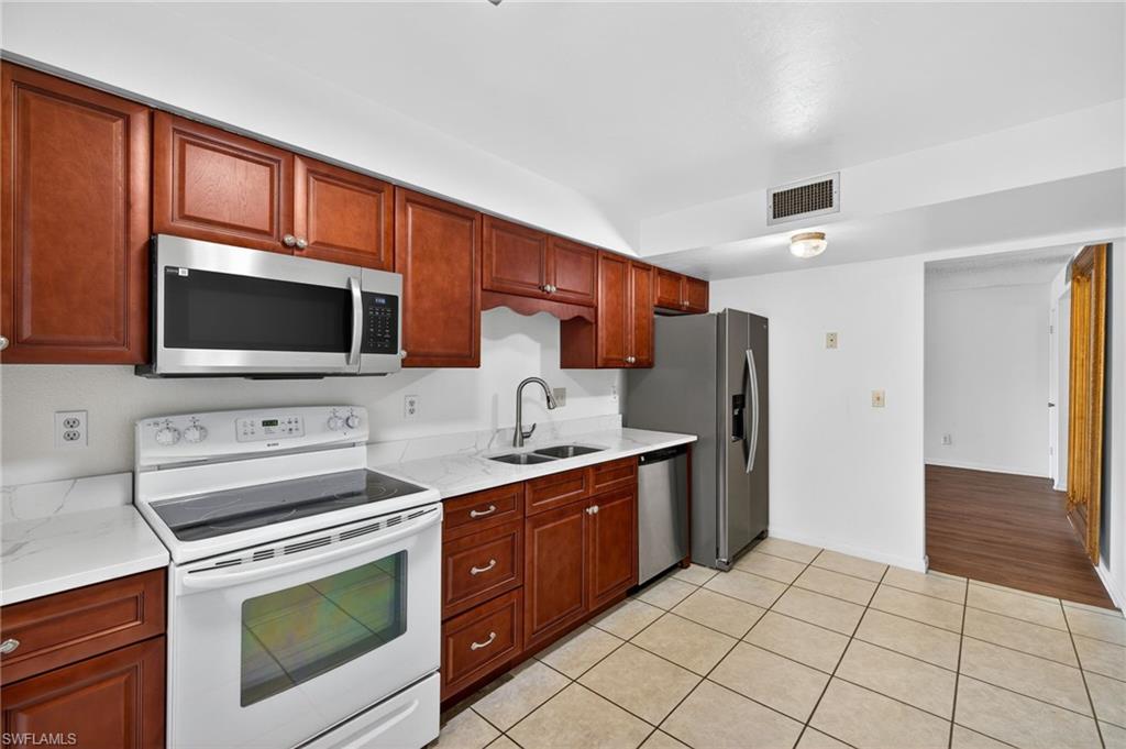 3150 Shorewood LN 202