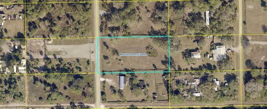 Excelente oportunidad para invertir o construir la casa de tus sueños en este terreno de 1.25 acres ubicado en la codiciada comunidad de Montura Ranch, en Clewiston, Florida. Este amplio lote ofrece el espacio perfecto para disfrutar de la vida rural, con privacidad, tranquilidad y la posibilidad de tener tu propio huerto, animales o simplemente relajarte en un entorno natural
Terreno plano y limpio
Acceso por carretera
Electricidad disponible en la zona
Posibilidad de instalación de pozo y sistema séptico
Comunidad con parque, áreas recreativas y libertad para uso agrícola y residencial
Sin restricciones estrictas de construcción
Ideal para quienes buscan escapar del bullicio de la ciudad sin alejarse demasiado.


Size: 1.25 acres
Location: Montura Ranch Estates, Clewiston, Florida
Great opportunity to invest or build your dream home on this 1.25-acre lot located in the sought-after Montura Ranch community in Clewiston, Florida. This spacious lot provides the ideal setting for country living with plenty of room for a garden, animals, or simply enjoying nature and privacy.
Community includes park and recreational areas
Zoned for residential and agricultural use
No HOA and minimal restrictions
Perfect for those looking to enjoy peaceful rural living while remaining within driving distance