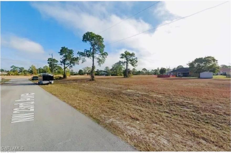 *****Triple Lot in Cape Coral – Unmatched Space and Location*****
Discover this expansive triple lot in the northwest of Cape Coral! With generous dimensions, this land is perfect for building a spacious home with a pool, and enjoying a comfortable and tranquil environment.
Located in a central area, this lot is close to restaurants, hospitals, schools, and all the amenities the city has to offer. An incredible opportunity to create your dream home in a prime location!