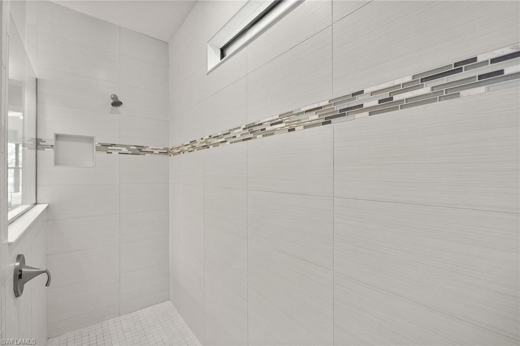 AVERY SQUARE - Residential