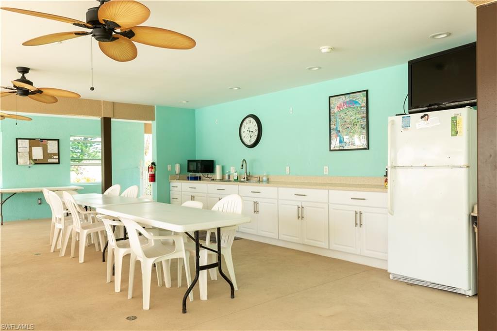 COUNTRY CLUB MANOR - Residential