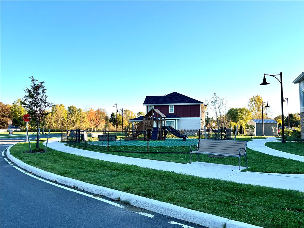 8 Crescent Way