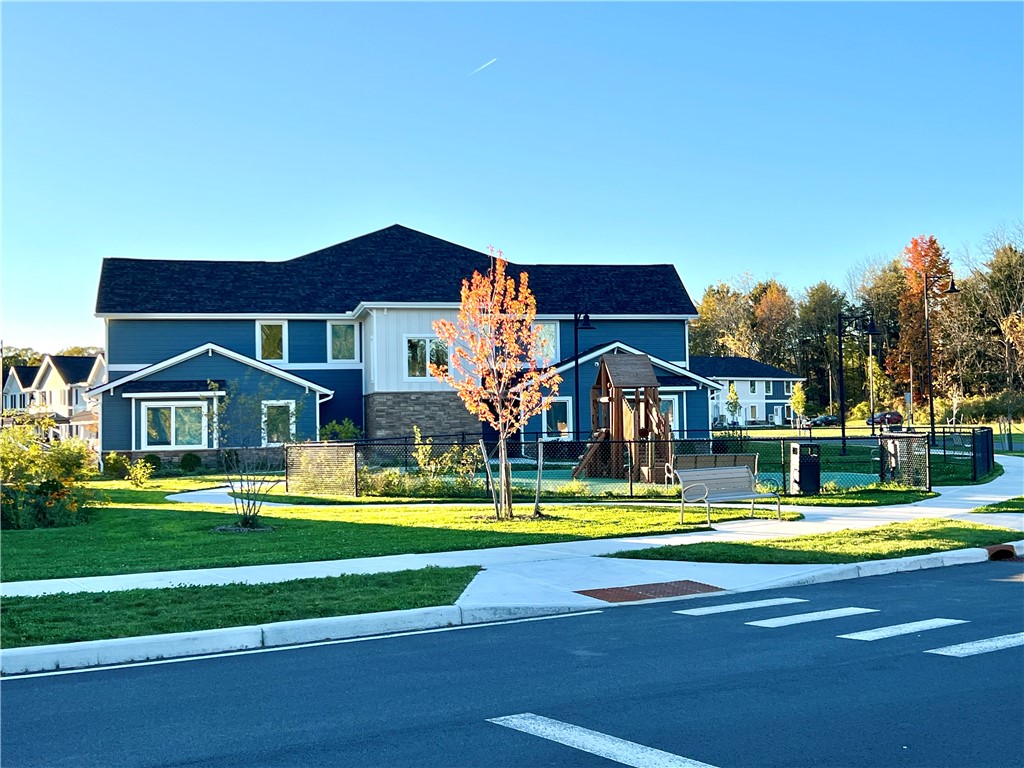 8 Crescent Way