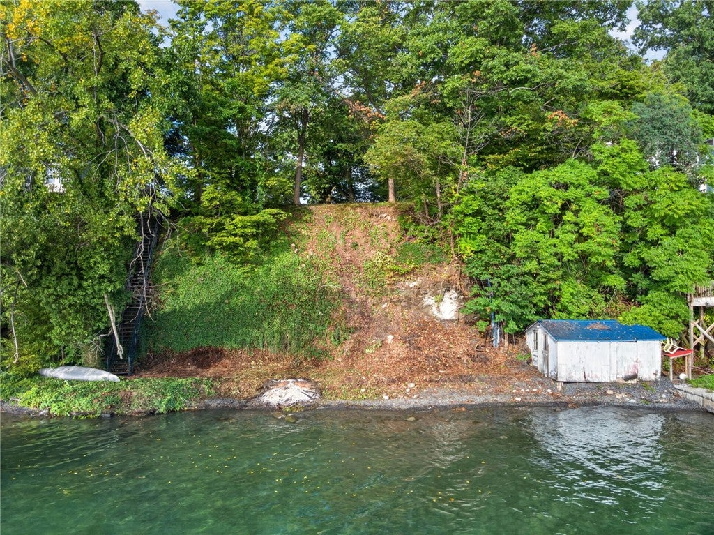8089 Bainbridge Beach Road