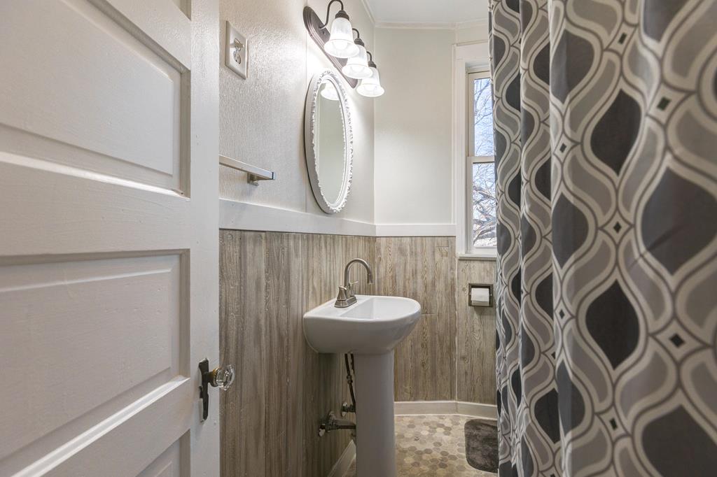 Salina, Kansas 67401, United States, 4 Bedrooms Bedrooms, ,2 BathroomsBathrooms,Residential,Pending,65769