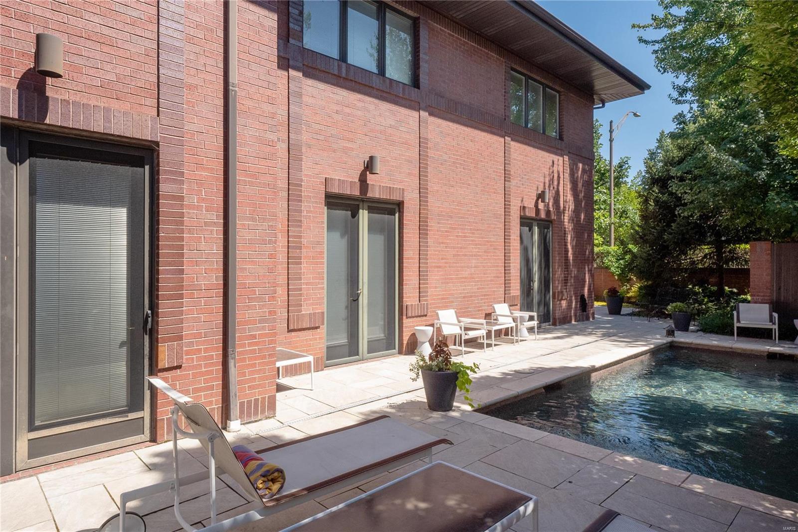 Pershing Townhomes Condo - Residential